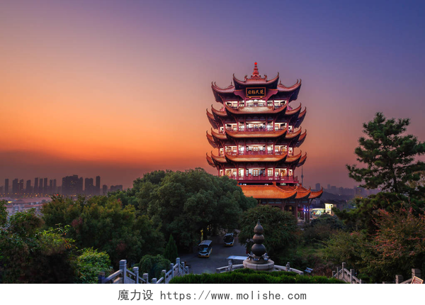 天空之下的一座塔黄河鹤塔在暮色中, 中国传统的多层塔楼位于佘山 (蛇山) 的武汉, 湖北, 中国, 4 在塔上的中文字母是 "木集天楚" 的意思是 "惊人的天堂""
